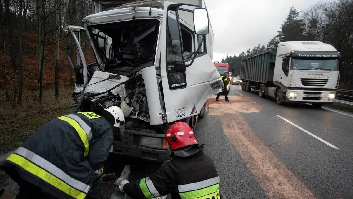 Wczoraj wieczorem na drodze krajowej nr 32 w Dąbiu k. Krosna Odrzańskiego doszło do tragicznego wypadku. Zderzyły się bus z tirem. Trzy osoby zginęły.