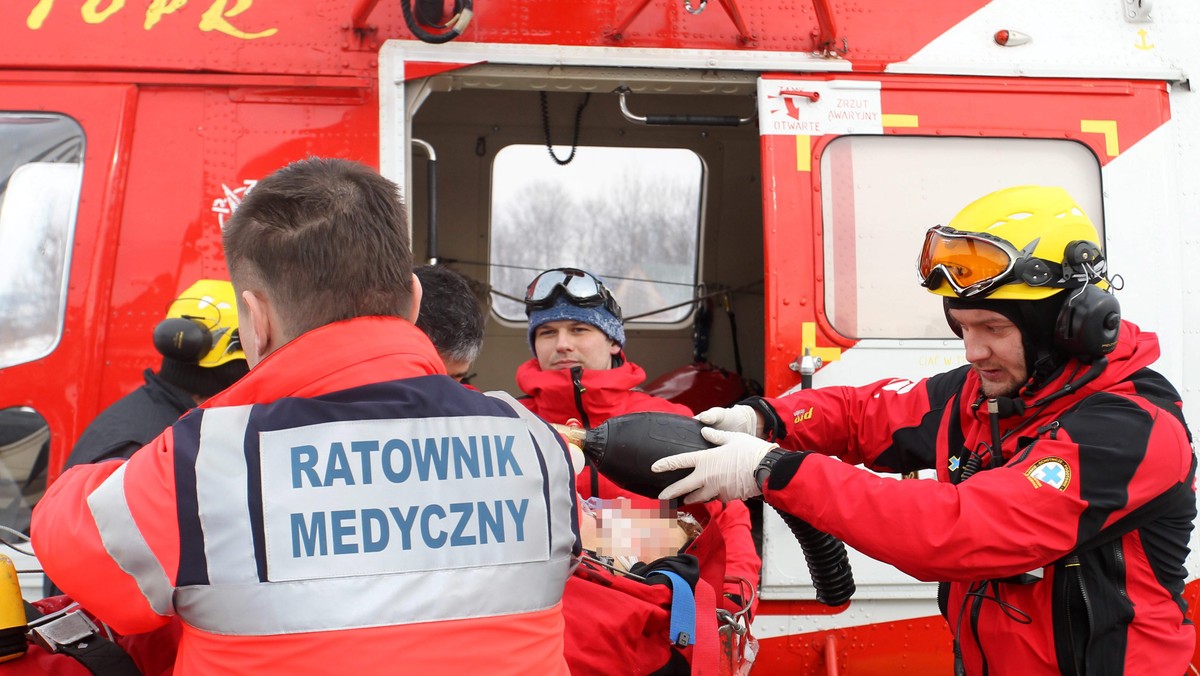 Narciarka, porwana w niedzielę przez lawinę śnieżną w Tatrach, nadal jest w stanie krytycznym - poinformowała w poniedziałek PAP dyrektorka zakopiańskiego szpitala im. Chałubińskiego Regina Tokarz. Lekarze utrzymują 52-latkę w stanie śpiączki farmakologicznej.