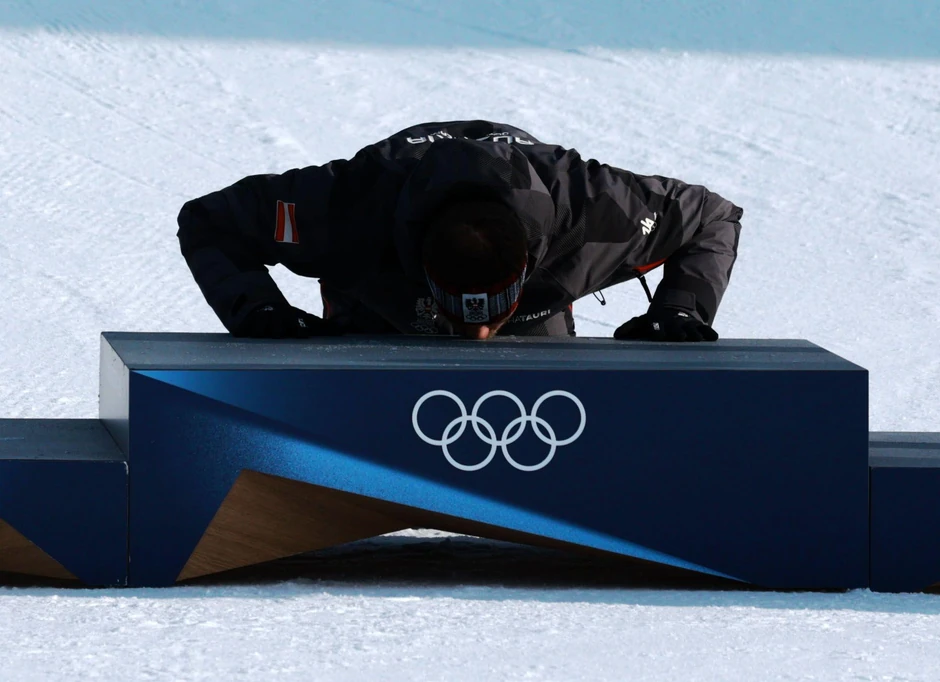 Karl je poljubio pobedničko postolje neposredno pre nego što je dobio zlatnu medalju | Foto: ALEX PLAVEVSKI/EPA/Shutterstock
