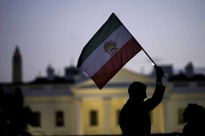 Mężczyzna trzymający irańską flagę