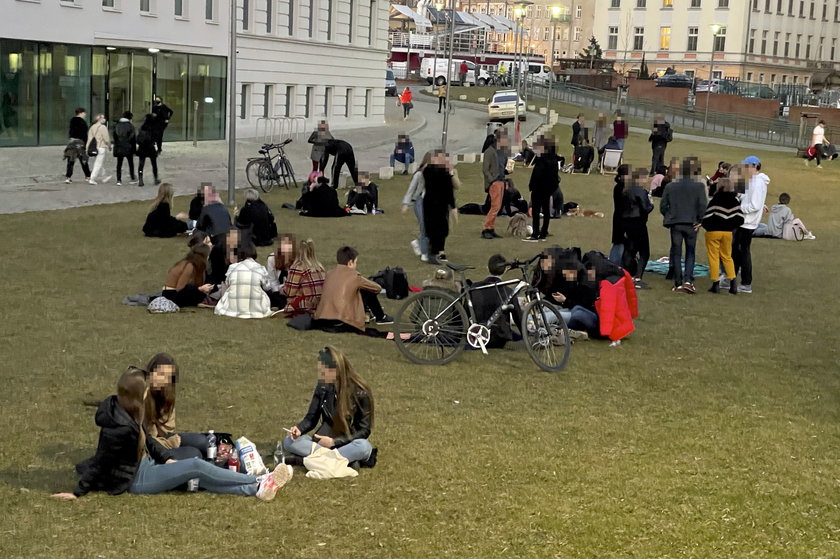 Wrocławianie korzystają z pogody... bez maseczek!