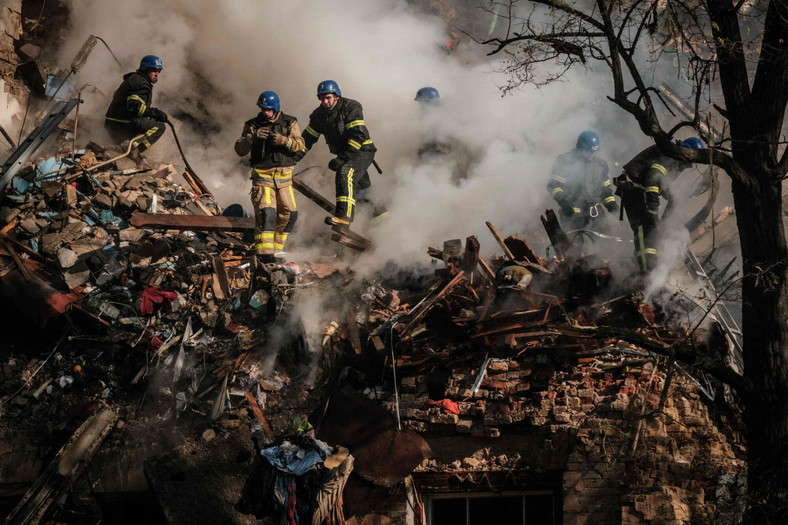 Budynek zniszczony po ataku dronów w Kijowie, 17 października 2022 r.