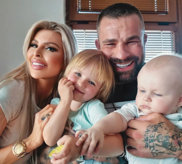 Modelka a influencerka Lela Ceterová s rodinou.