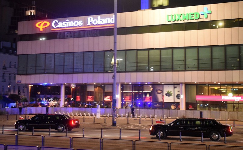 Kolumna pojazdów z limuzyną z prezydentem Stanów Zjednoczonych Donaldem Trumpem