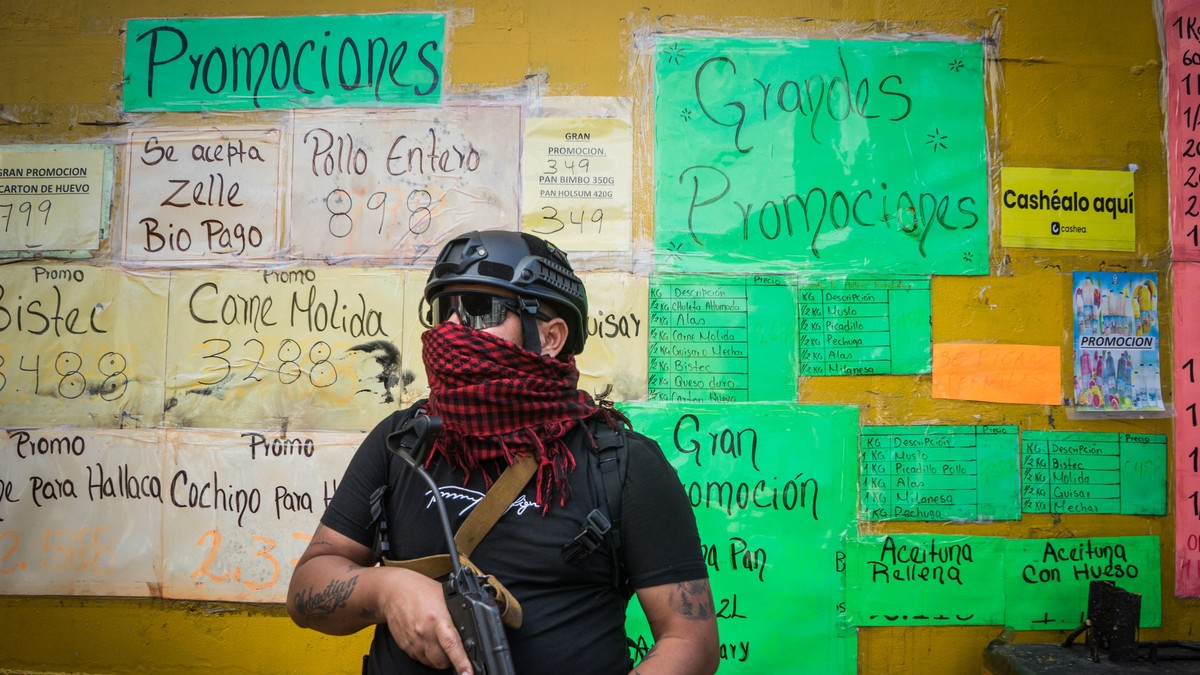 Naoružani muškarac na pijaci u Karakasu