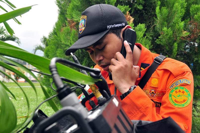 Do katastrofy samolotu indonezyjskich linii Trigana Air doszło w niedzielę we wschodniej części Indonezji. Akcja poszukiwawcza samolotu ATR 42-300 trwała dwa dni. Na zdjęciu: Indonezyjski oficer ratownictwa wykonuje telefon po otrzymaniu informacji z miejsca katastrofy samolotu Trigana Air.