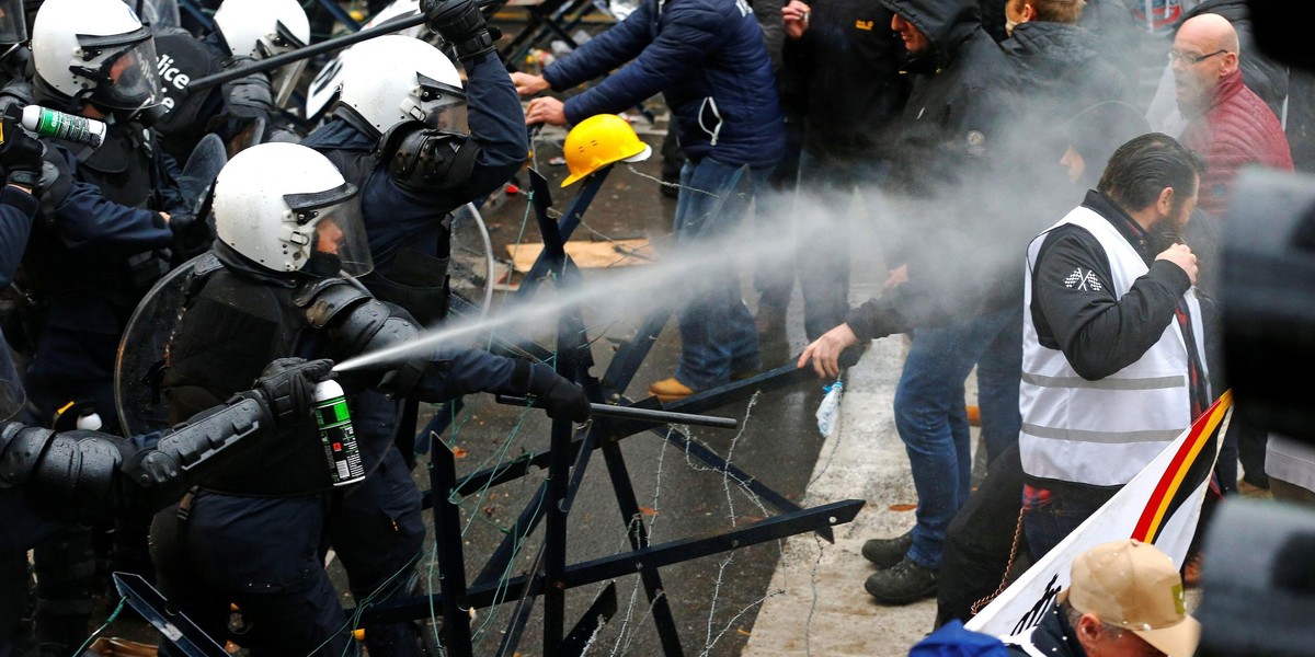 Policja użyła armatek wodnych przeciwko wojskowym