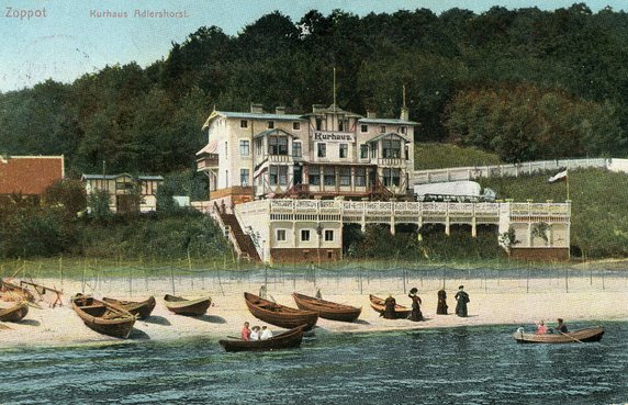 Przystań rybacka i kurhaus w Orłowie w 1914 r.. Kurhaus (Dom Kuracyjny) wybudowali w 1907 r. bracia  Wojciech i Augustyn Grablowscy. Budynek w zmienionej formie istnieje do chwili obecnej.