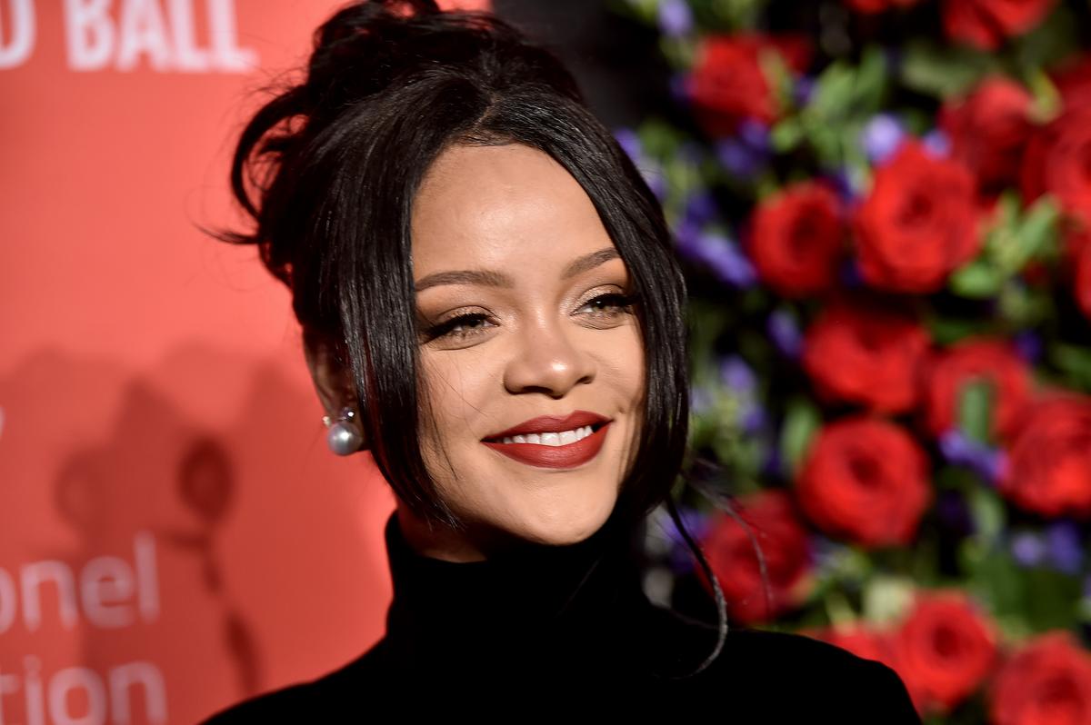 Rihanna vörös szettjétől lesz forró az idei Valentin-nap