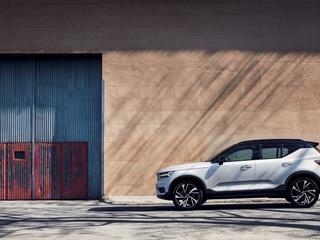 Volvo XC40 R-Design in Crystal White Pearl