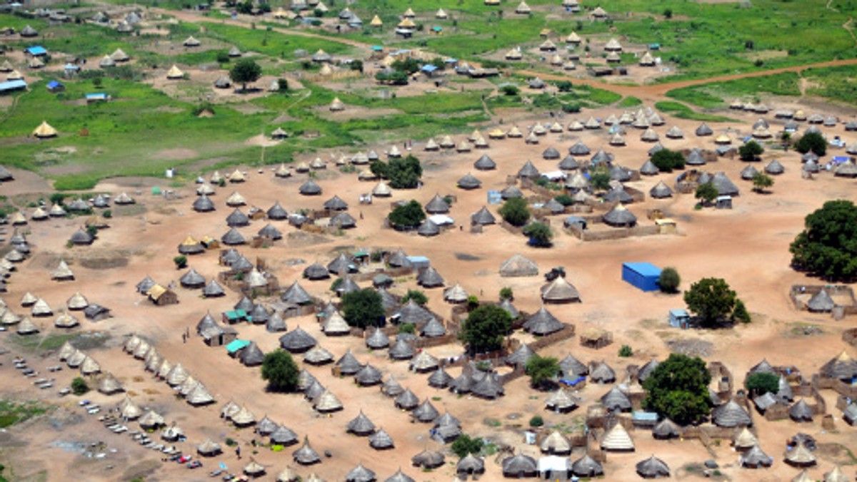 W tym kraju rozcina się brzuchy ciężarnym kobietom i morduje noworodki. Część Sudanu Południowego jest sceną nieludzkiej przemocy. Do boju z nią stanął osamotniony i źle opłacany gubernator.