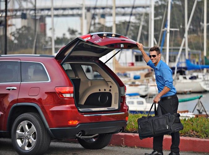 Jeep to ikona samochodów 4x4. Teraz słynna marka nabiera sił pod skrzydłami Fiata. W Polsce pojawiły się właśnie nowości amerykańskiej legendy bezdroży - oto Jeep Wrangler Unlimited i Jeep Grand Cherokee...