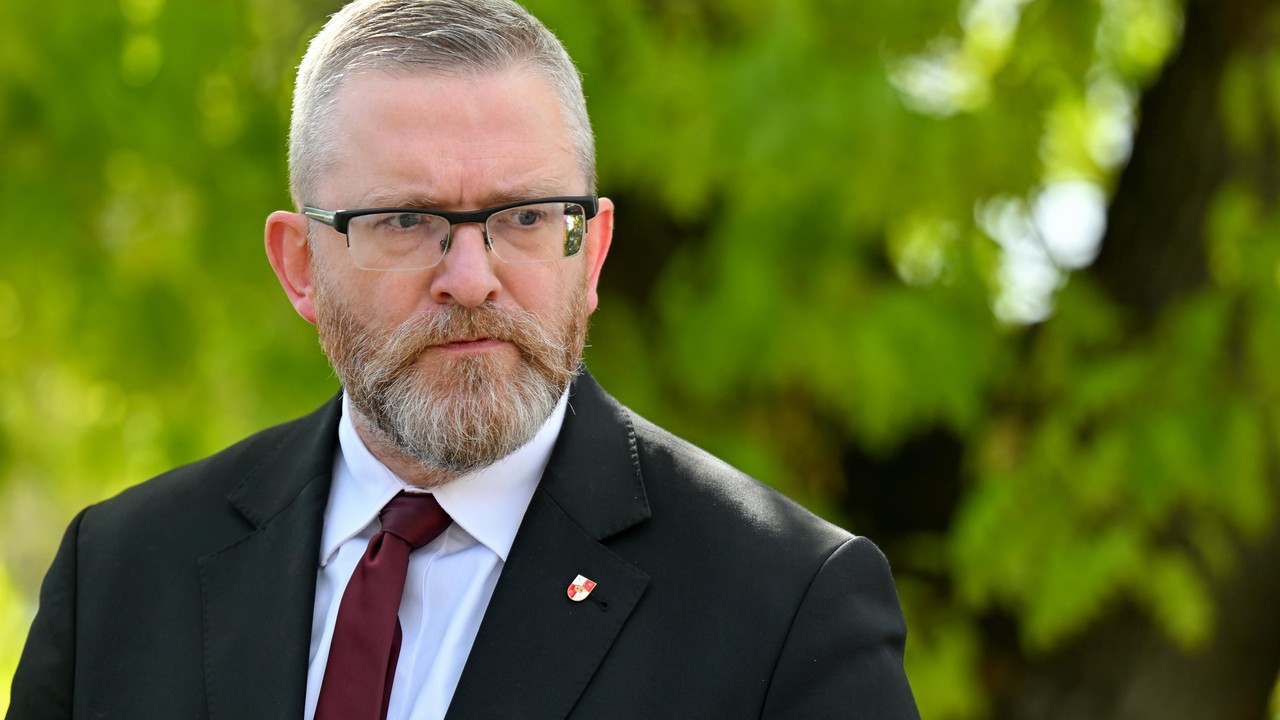 Skandaliczne tezy Grzegorza Brauna o Holocauście. Ambasada Izraela reaguje