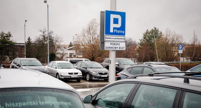 Jak nie płacić mandatu za parkowanie pod Lidlem lub Biedronką? Pamiętaj o jednej rzeczy