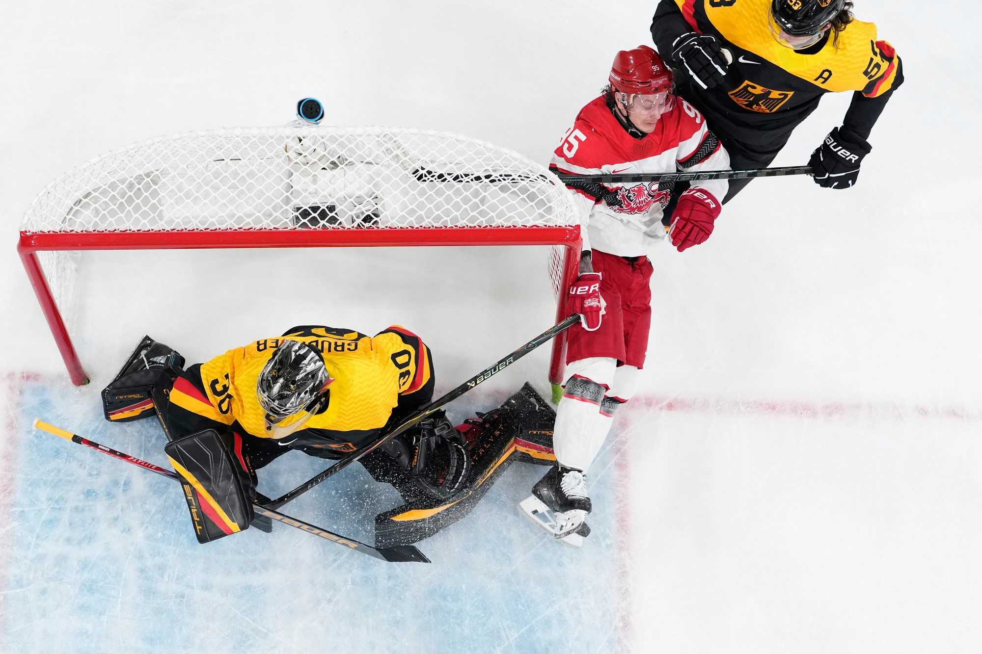 Nemecký hokejista Moritz Seider s číslom 53 na ZOH 2026. 