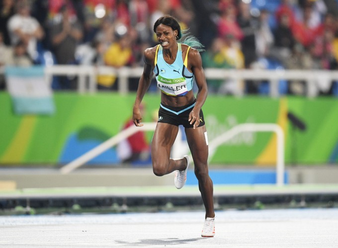 Shaunae Miller rzuciła się na bieżnię. Dzięki temu została mistrzynią olimpijską w biegu na 400 m