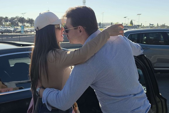 MUKI I SINOVI DOŠLI PO TANJU SAVIĆ NA AERODROM U BESNOJ MAŠINI Ljube se pred svima i otvara joj vrata: PRŠTE EMOCIJE, pevačica ne skida osmeh s lica (Video)