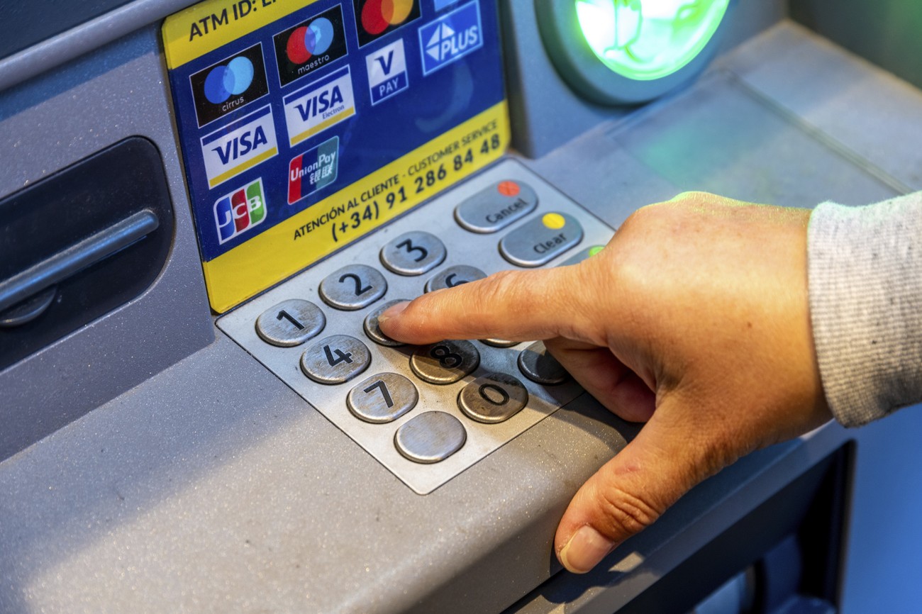 Bankomati će satima biti van funkcije za Novu godinu u komšiluku, a sa naše kursne liste briše se i jedna valuta