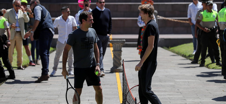 Roger Federer i Alexander Zverev obsypani różami w Quito