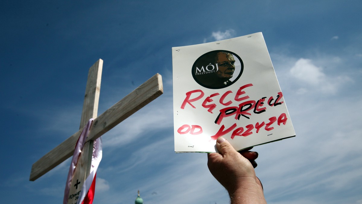 Księża z kościoła św. Anny i Jacek Michałowski, szef Kancelarii Prezydenta uznali, że dziś przeniesienie krzyża nie jest możliwe. Na razie zostanie pod Pałacem.