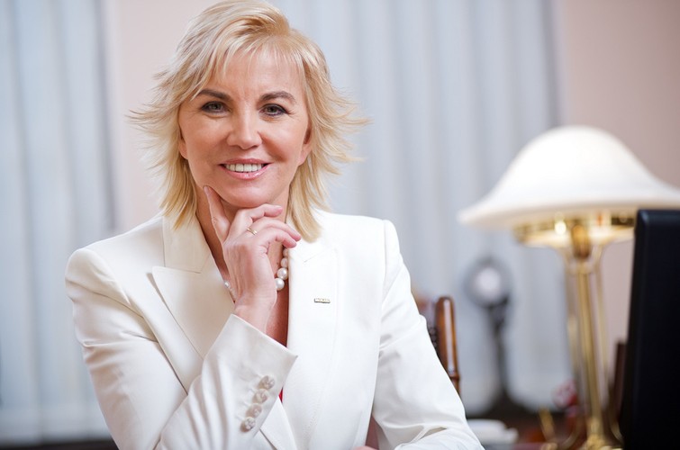 <b>7. Teresa Mokrysz - jej majątek szacuje się na 525 mln zł</b>
<br>
<br>
To ona pokazała Polakom smak cappuccino i nauczyła sypać do filiżanek śmietankę w proszku. Teresa Mokrysz jest właścicielką Grupy Mokate - producenta kawy, herbaty i półproduktów dla przemysłu spożywczego. Chociaż sama marka powstała w 1990 r., tradycje firmy sięgają początków XX w., kiedy dziadek Kazimierza Mokrysza, męża właścicielki, założył na Śląsku Cieszyńskim sklep z towarami kolonialnymi.
<br>
<br>
Teresa Mokrysz pochodzi z tego regionu. W młodości była sportsmenką, uprawiała biegi narciarskie. Ukończyła Akademię Ekonomiczną w Katowicach, gdzie poznała męża. Kiedy ten odziedziczył rodzinny biznes, Mokrysz rzuciła posadę urzędniczki w Ustroniu i zaangażowała się w firmę. Dzisiaj Mokate (od Mokrysz-Kazimierz-Teresa) to grupa dziewięciu firm, 1,5 tys.
zatrudnionych, 700 mln zł przychodów rocznie. Firma wytwarza tysiąc różnych produktów spożywczych, a jej najbardziej znane marki to: Mokate, NYCoffee, Minutka i Loyd. Jednym z najnowszych pomysłów Mokrysz jest produkcja ekspresowej latte bez użycia ekspresu.
<br>
<br>
Mokrysz zasiada w radzie nadzorczej BRE Banku. Uprawia narciarstwo, jeździ na rowerze górskim. Czyta biografie ludzi sukcesu, skąd czerpie biznesowe inspiracje.
