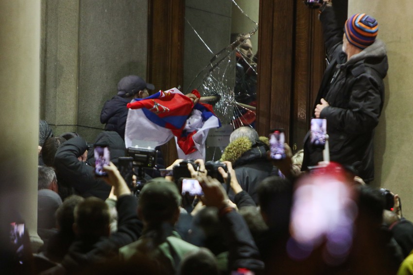 Proteste u nedelju obeležili su neredi ispred Skupštine Beograda