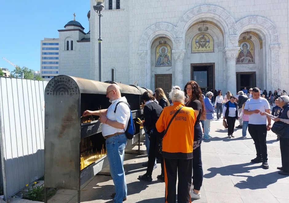 Građani u miru čekaju da zapale sveće