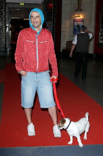 Michał Koterski z pieskiem na premierze filmu 'Komisarz Blond i oko sprawiedliwości'