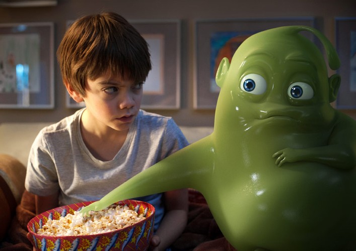 <strong>Hugo i łowcy duchów, reż. Tobi Baumann</strong>
<br><br>
Jedenastoletni Tom panicznie boi się duchów. Jednak pewnego dnia w piwnicy swego domu spotyka galaretowatego zielonego duszka o imieniu Hugo. Dziwaczny stworek bardzo chciałby być straszny, ale średnio mu to wychodzi, bo jest poczciwym fajtłapą. Nieborak musiał opuścić dom, gdzie wcześniej próbował straszyć, gdyż rozpanoszył się tam starożytny duch zimna. Intruz stanowi zagrożenie dla całego miasta, które wkrótce może stać się wielką bryłą lodu. Jedynym sposobem na powstrzymanie bestii jest współpraca z Leokadią Parzydło, nieustraszoną funkcjonariuszką tajnej agencji profesjonalnych łowców duchów, która chroni świat przed złymi mocami. Tom, Hugo i Leokadia stworzą drużynę, jakiej nie widział świat… i zaświaty.