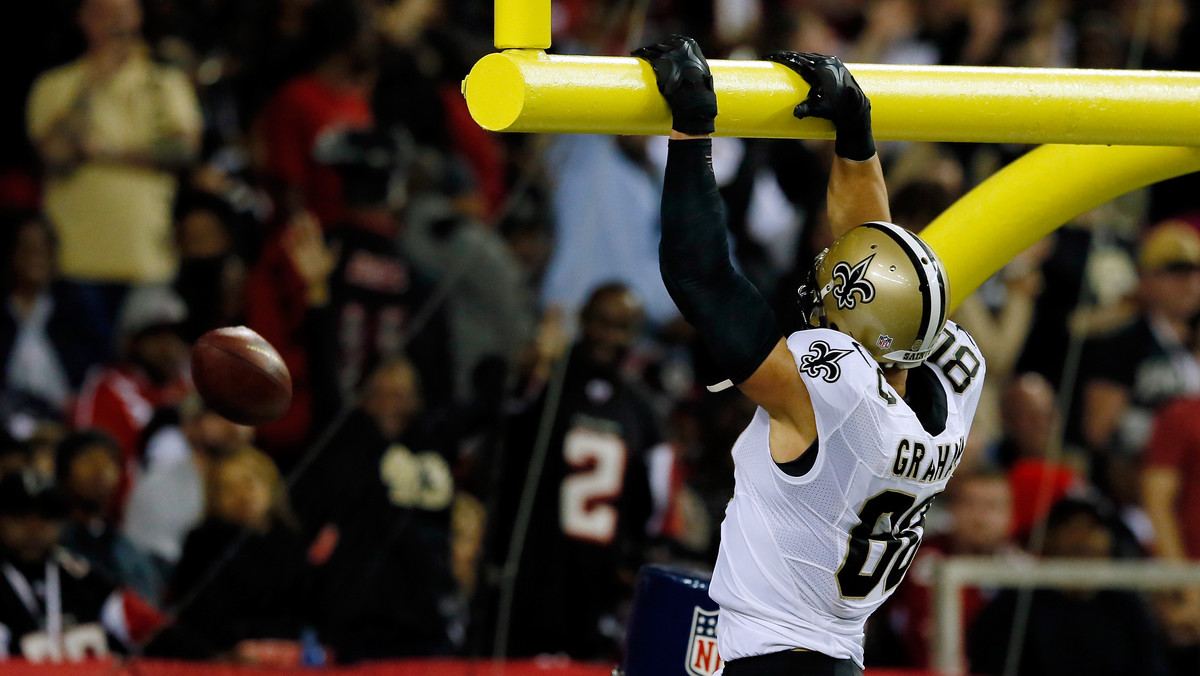 Jimmy Graham, zawodnik New Orleans Saints, w meczu przeciwko Atlanta Falcons popisał się efektowną akcją. Futbolista złapał się pionowego elementu bramki z taką siłą, że wygiął słup.