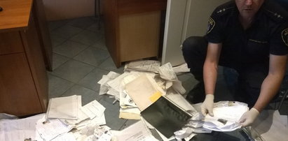 Strażnicy znaleźli w śmieciach dokumenty