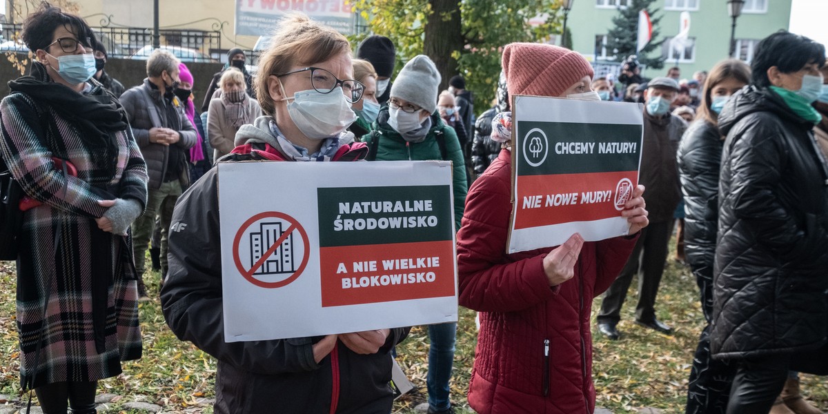 Protest mieszkańców Stęszewa przeciwko planowanej budowie dużego osiedla.