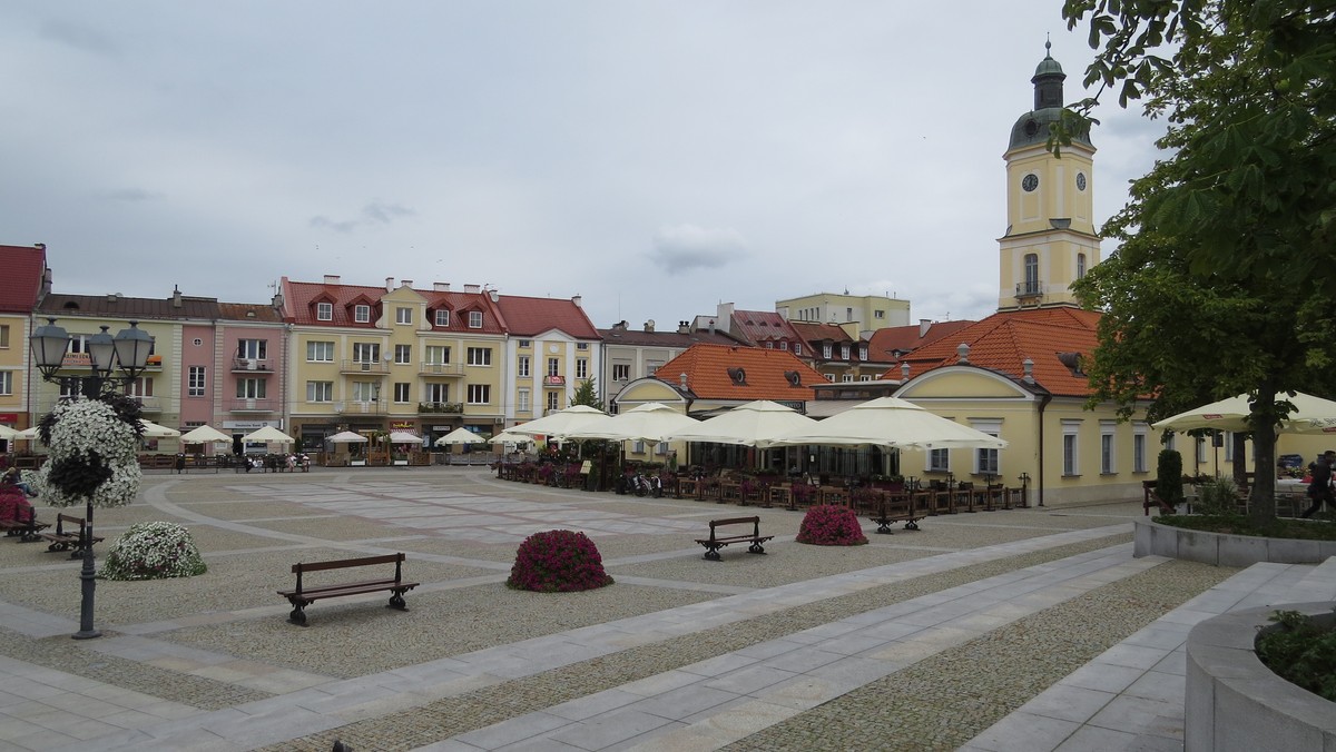 Pierwsze ławki solarne pojawią się w Białymstoku już latem tego roku. Będą  zaopatrzone w porty do ładowania mobilnych urządzeń elektronicznych. Miasto dzisiaj ogłosiło przetarg na dostawę i montaż takich urządzeń. Białystok jest jednym z pierwszych miast w Polsce stosującym takie rozwiązania.