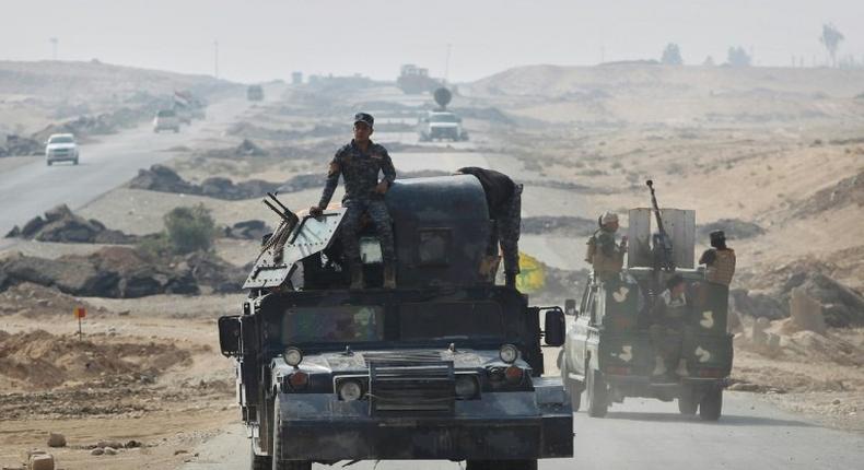 Iraqi forces gather near the village of Sin al-Dhuban, south of Mosul, on October 27, 2016, during an operation to retake the main hub city from Islamic State group jihadists