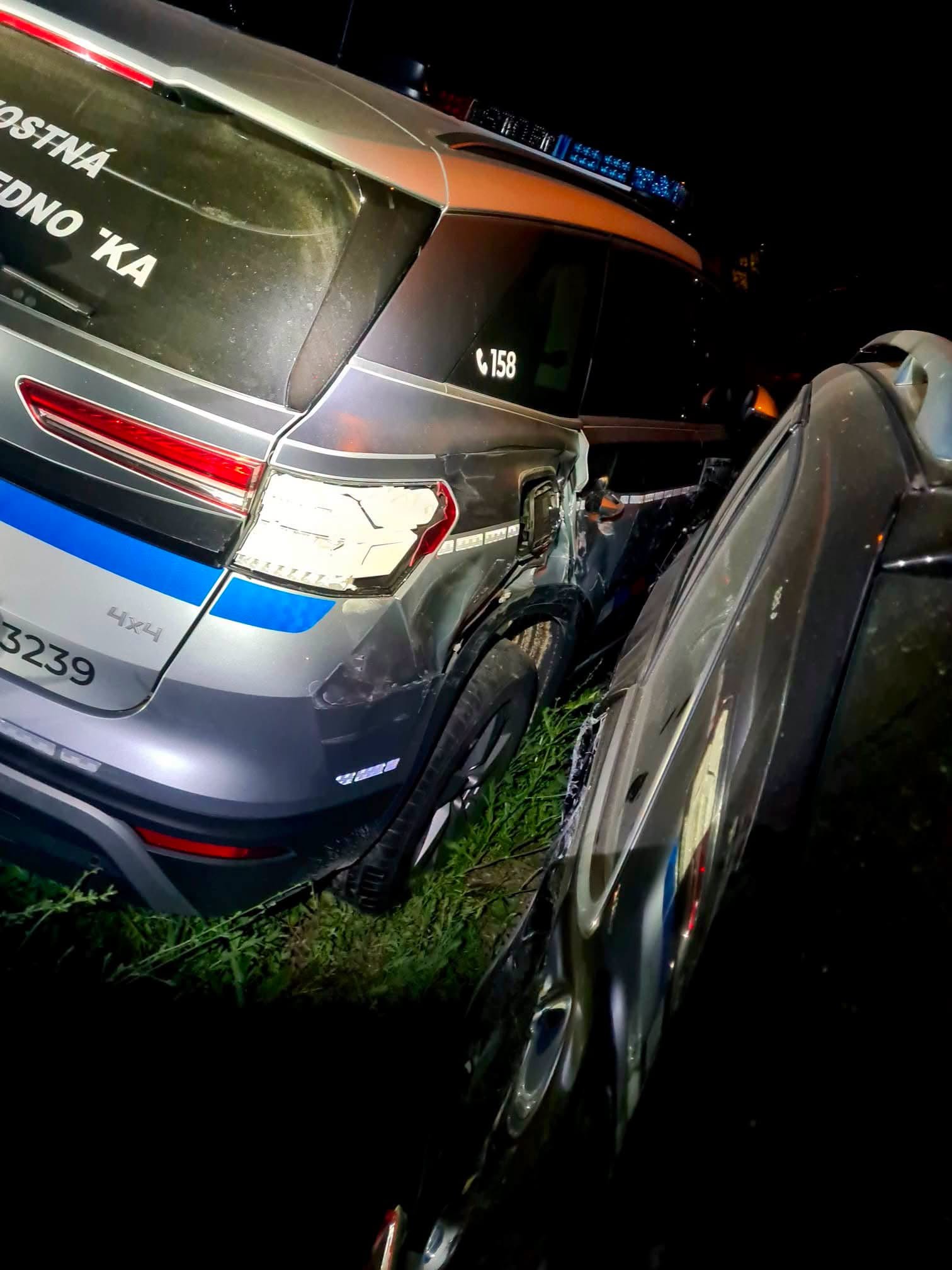 Policajná naháňačka v Nitre-Dražovciach sa skončila dopravnou nehodou.
