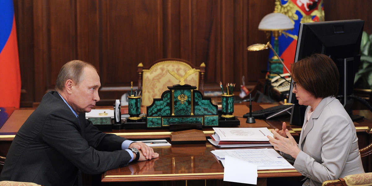 Rosja wyprzedaje dolary. Na zdjęcia: Elwira Nabiullina, szefowa banku centralnego w Rosji oraz prezydent Federacji Wladimir Putin.