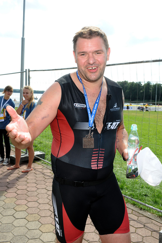 Tomasz Karolak jest wielbicielem sportu. Kilka razy startował w triathlonie, zawodach będących kombinacją pływania, kolarstwa i biegania.