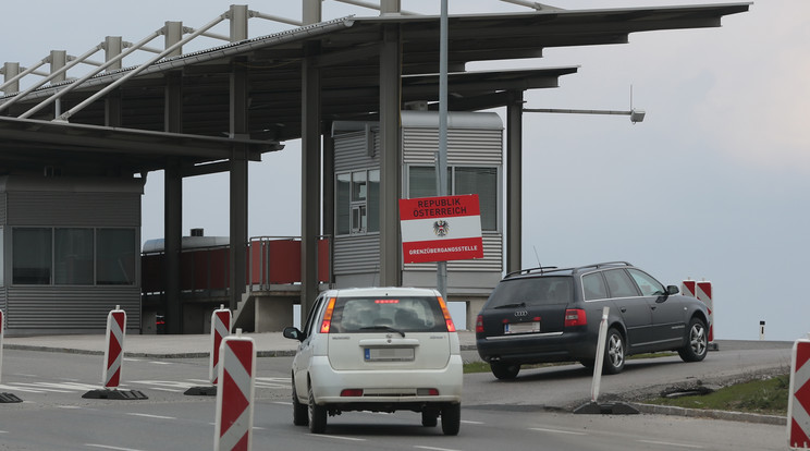 Autók a soproni határnál /Fotó: RAS-Archívum