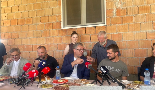 Vučić obilazi poljoprivredno gazdinstvo porodice Maslar