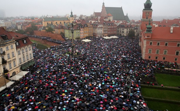 Solidarność doniosła na kobiety. "Czarny protest" na celowniku prokuratury