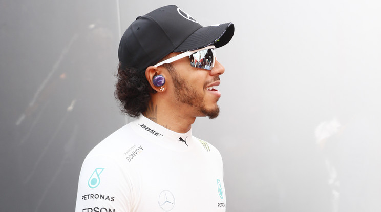 Lewis Hamilton kiverte egy szurkoló kezéből a telefont / Fotó: Fuszek Gábor