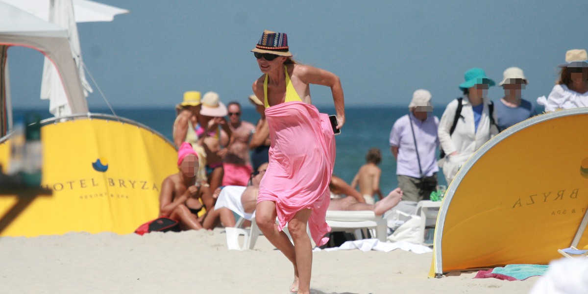 Beata Ścibakówna na plaży w Juracie. 