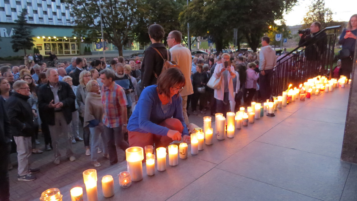 - To jest, proszę państwa, czarny dzień, to jest czarny czwartek w Polsce – powiedziała Anna Mierzyńska, jedna z organizatorek wczorajszego protestu przed Sądem Okręgowym w Białymstoku. Białostoczanie zebrali się pod nim wczoraj o godzinie 21.00, aby przyłączyć się do Łańcucha Światła i zaprotestować przeciwko uchwalonej przez Sejm ustawie o Sądzie Najwyższym.