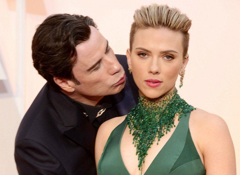 Luty 2015: John Travolta całuje Scarlett Johansson na gali Oscarów 2015.