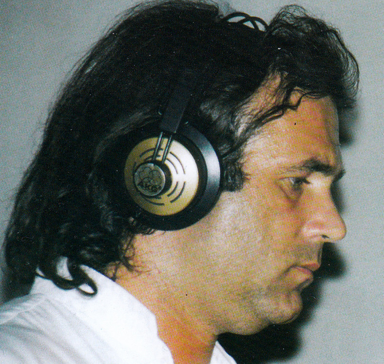 Marek Torzewski podczas nagrywania piosenki "Niebo co dzień" w 2001 roku