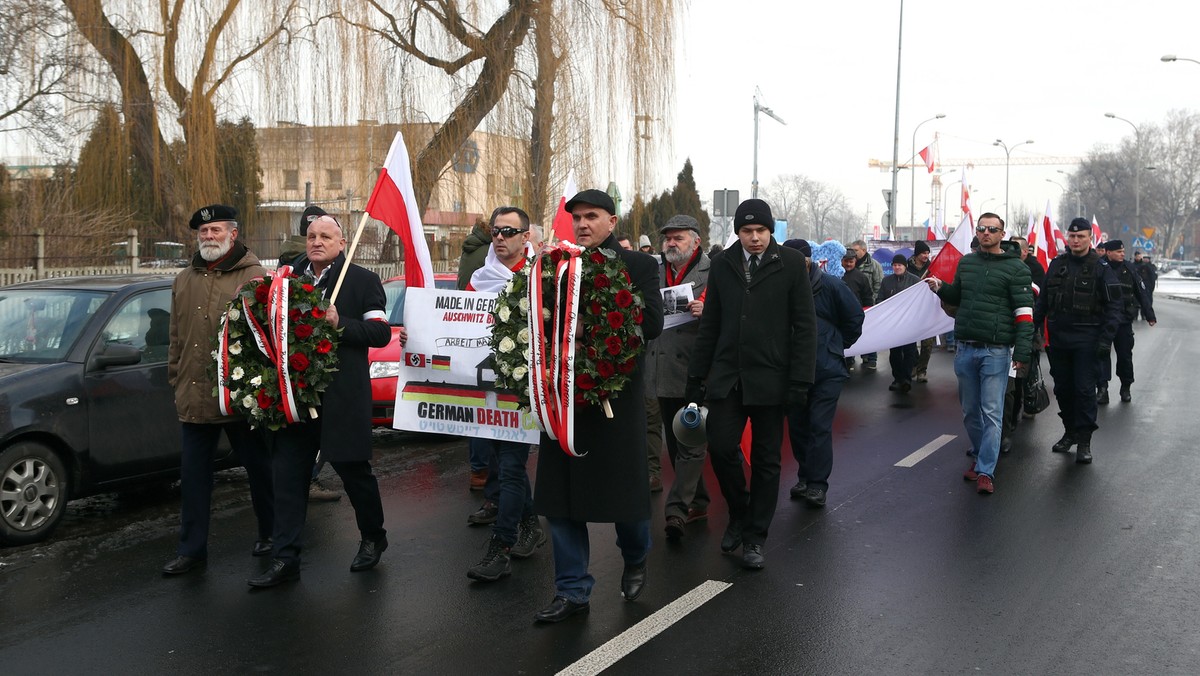 Muzeum Auschwitz wystosuje do prokuratury zawiadomienie o możliwości popełnienia przestępstwa, związanego z organizacją nielegalnej manifestacji na terenie Pomnika Zagłady bez wymaganego zezwolenia oraz ze znieważeniem go - poinformował rzecznik muzeum Bartosz Bartyzel.