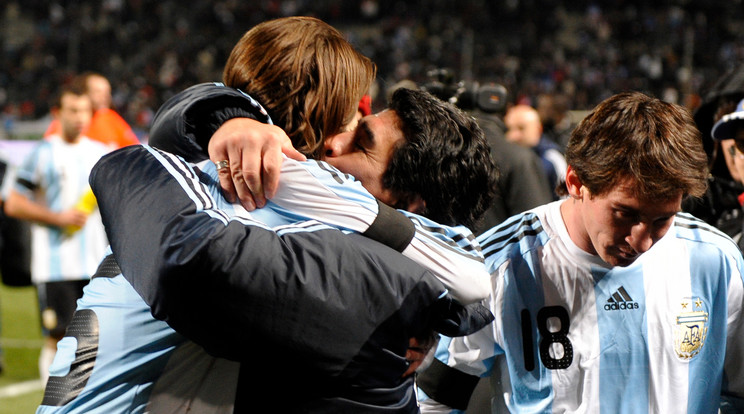 Diego Maradona éppen Fernando Gagónak gratulál a 2009-es Franciaország-Argentína meccsen (jobbra Lionel Messi) / Fotó: Northfoto