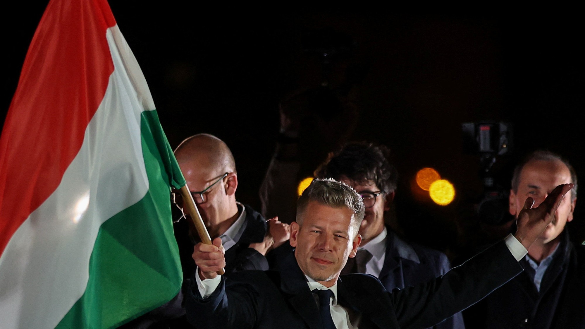 Péter Magyar oslavuje víťazstvo v maďarských parlamentných voľbách.