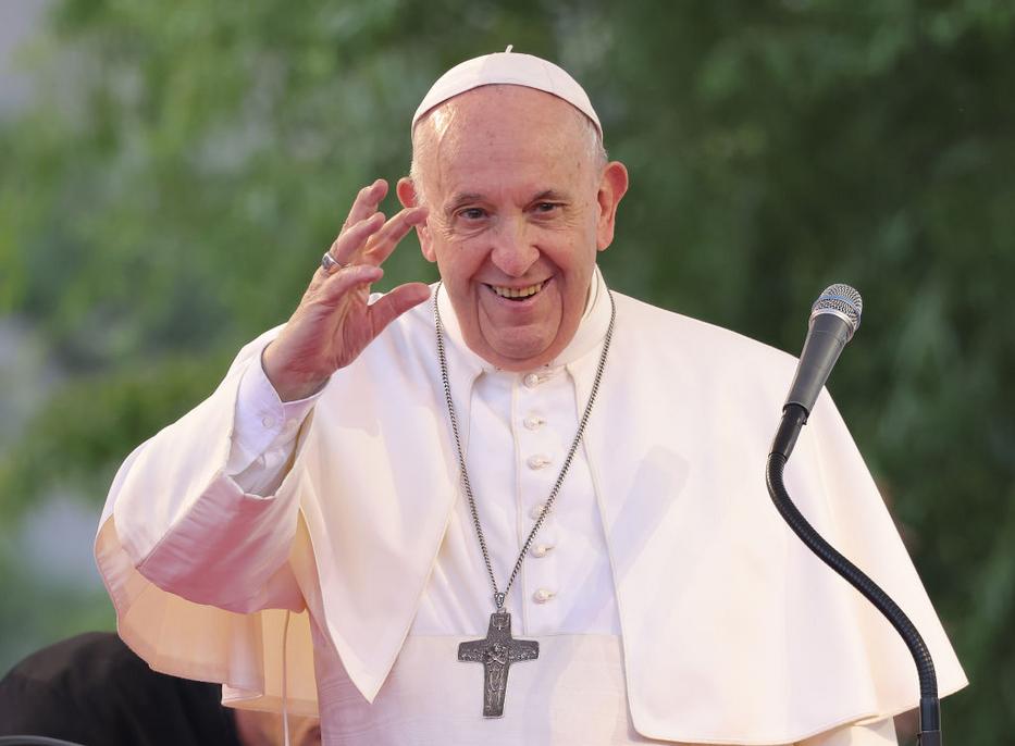 Nem akármilyen ajándékkal készült az RTL Ferenc pápának. Ezt a különleges dolgot adják neki - videó fotó: Getty Images