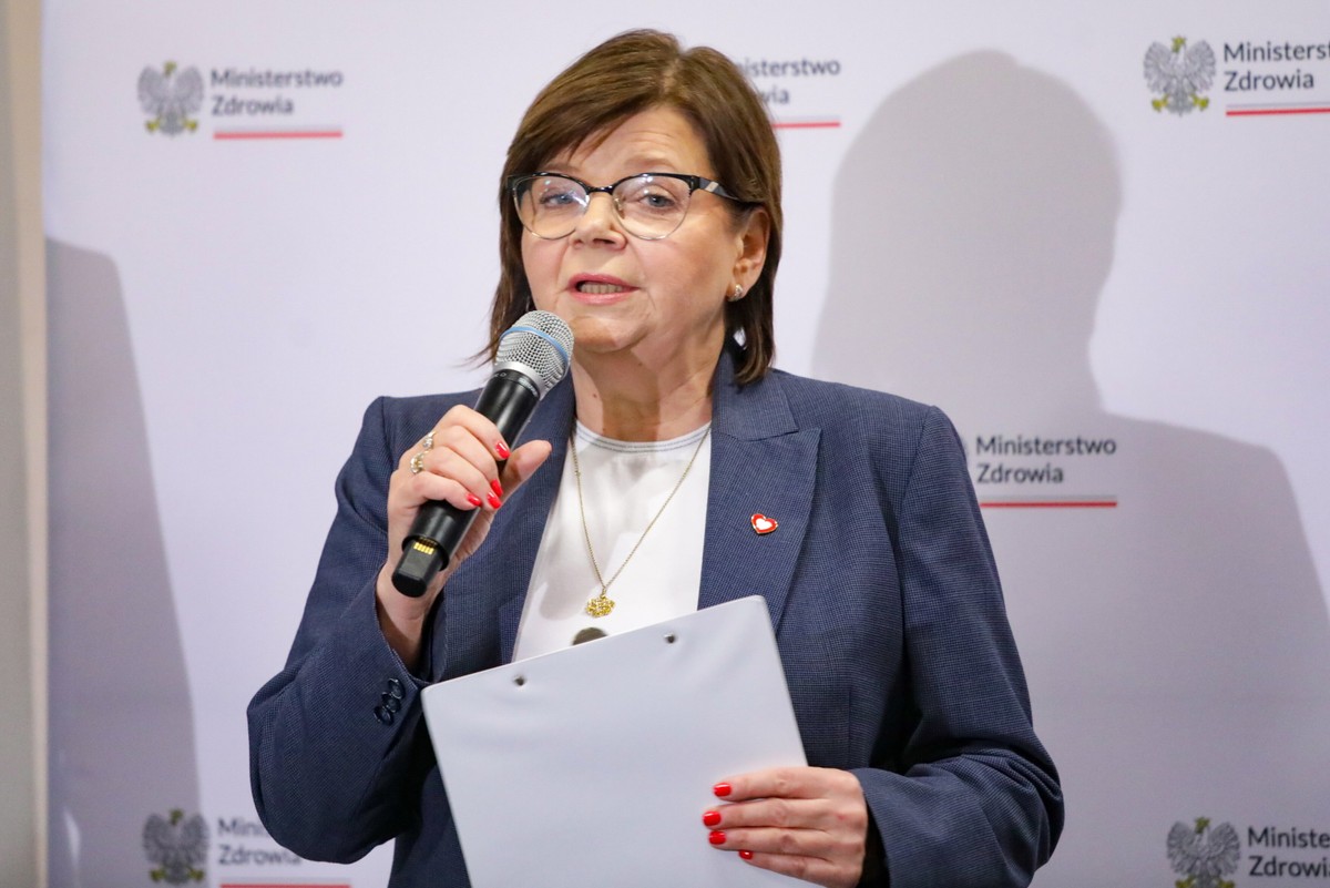 Minister zdrowia Izabela Leszczyna podczas briefingu prasowego w siedzibie Ministerstwa Zdrowia w Warszawie